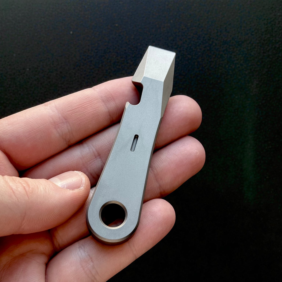 Titanium Pry Bar with Round Key Hole · 115 mm