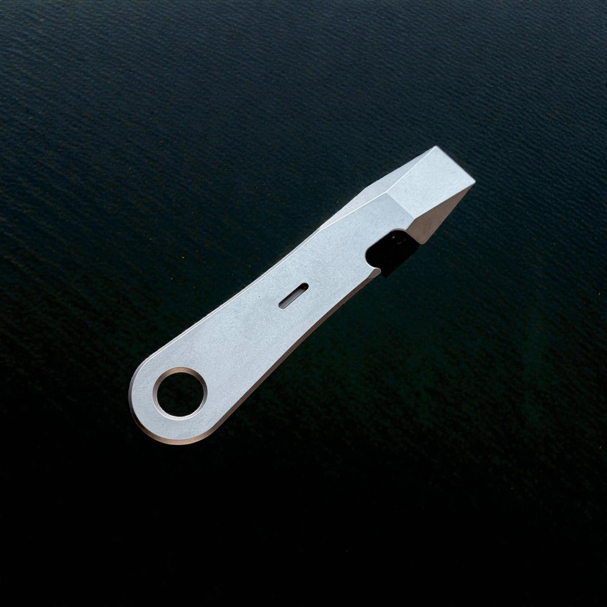 Titanium Pry Bar with Round Key Hole · 115 mm