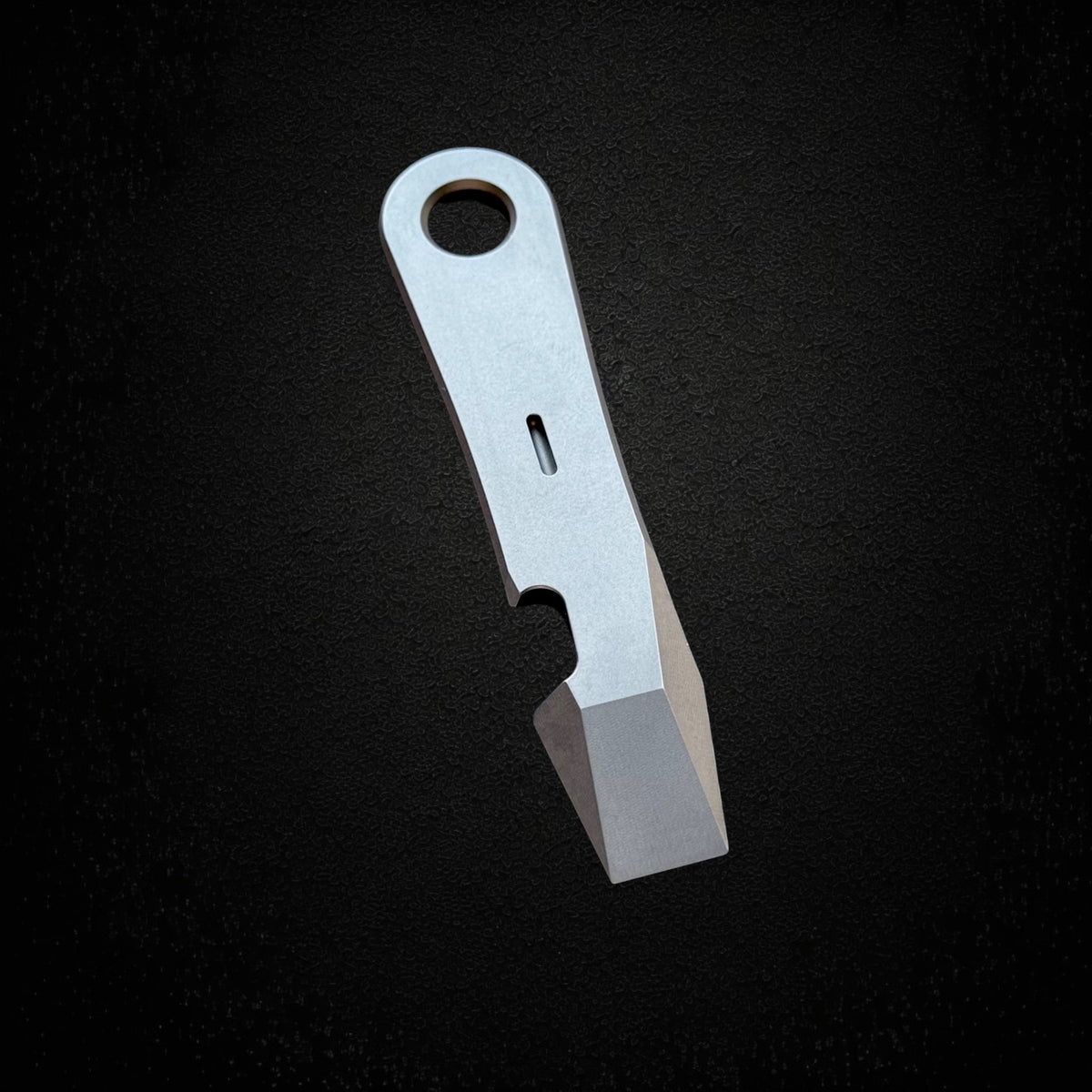 Titanium Pry Bar with Round Key Hole · 115 mm