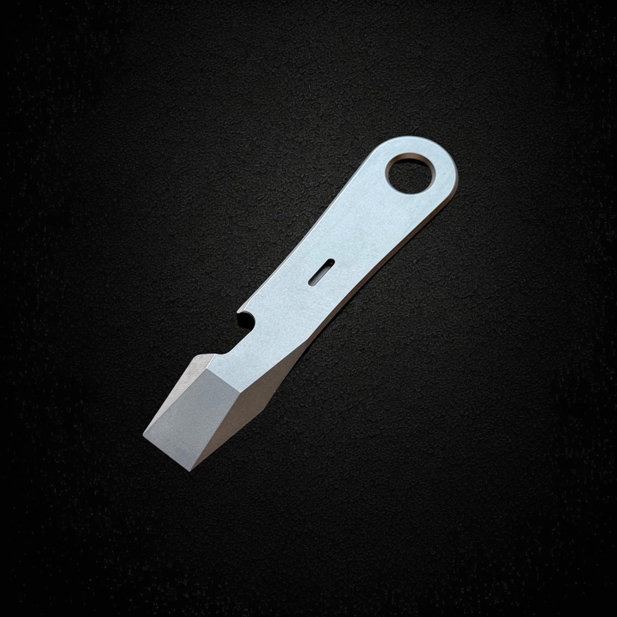 Titanium Pry Bar with Round Key Hole · 115 mm
