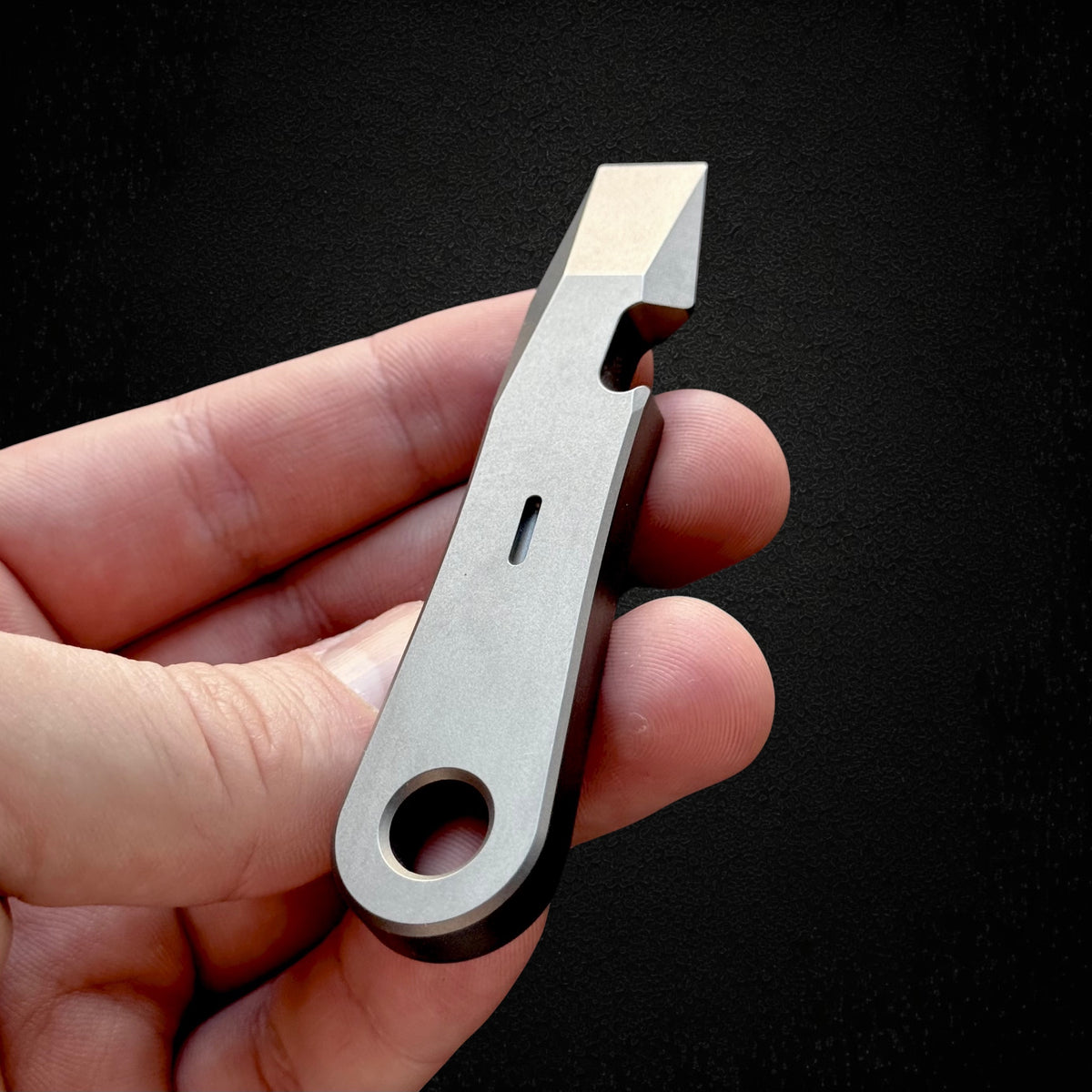Titanium Pry Bar with Round Key Hole · 115 mm